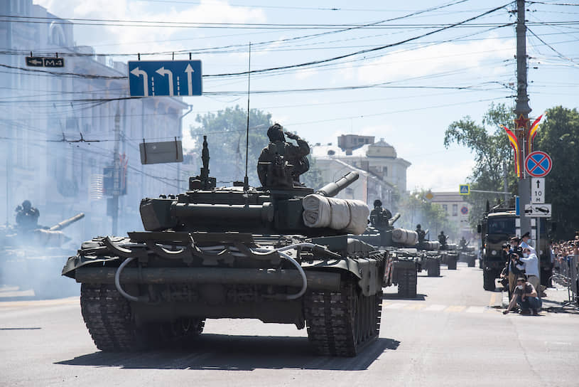 Прохождение боевой техники по площади Ленина