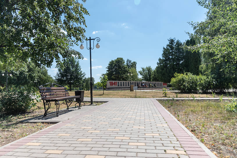 В парке появились дорожки из тротуарной плитки и «отсева», роликовые дорожки, ограждение, была оборудована систему полива