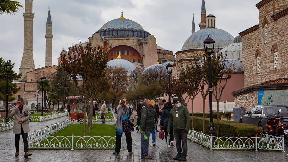 Собор Святой Софии — Премудрости Божией (Стамбул), превращенный в Большую мечеть Айя-София.