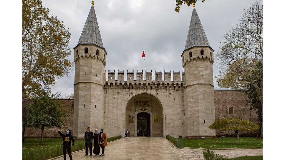 Стамбул. Дворец Топкапы (Topkapi Palace Museum, резиденция турецких султанов). Вход во дворец