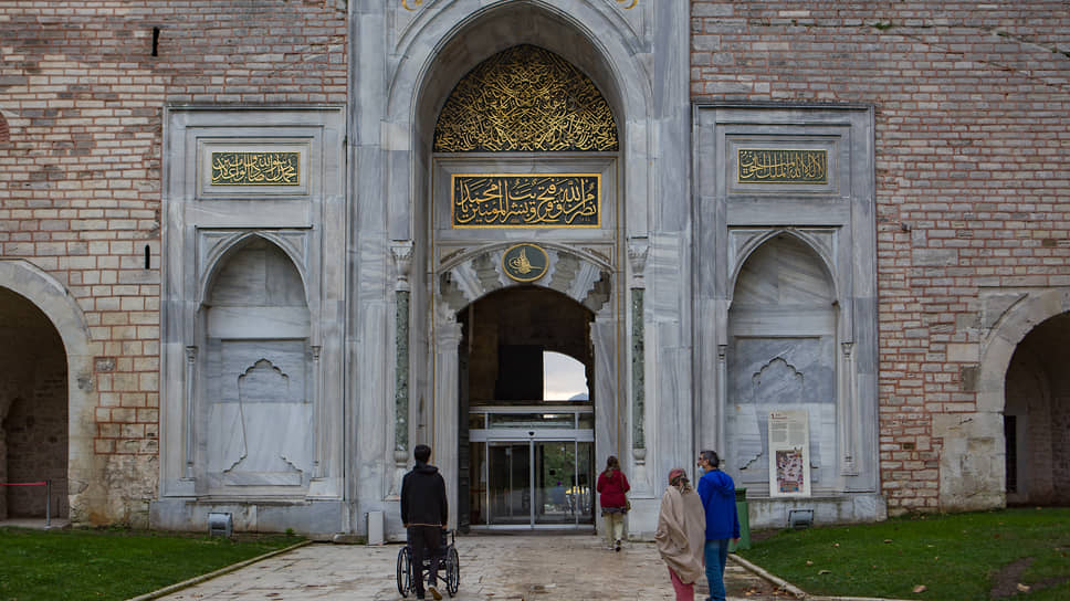 Въездные ворота к парку Sultanahmet (Султанахмет) около дворца Topkapi (Топкапы) в Стамбуле.
