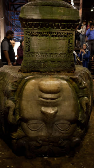 Колонна с головой Медузы внутри Цистерны базилики.