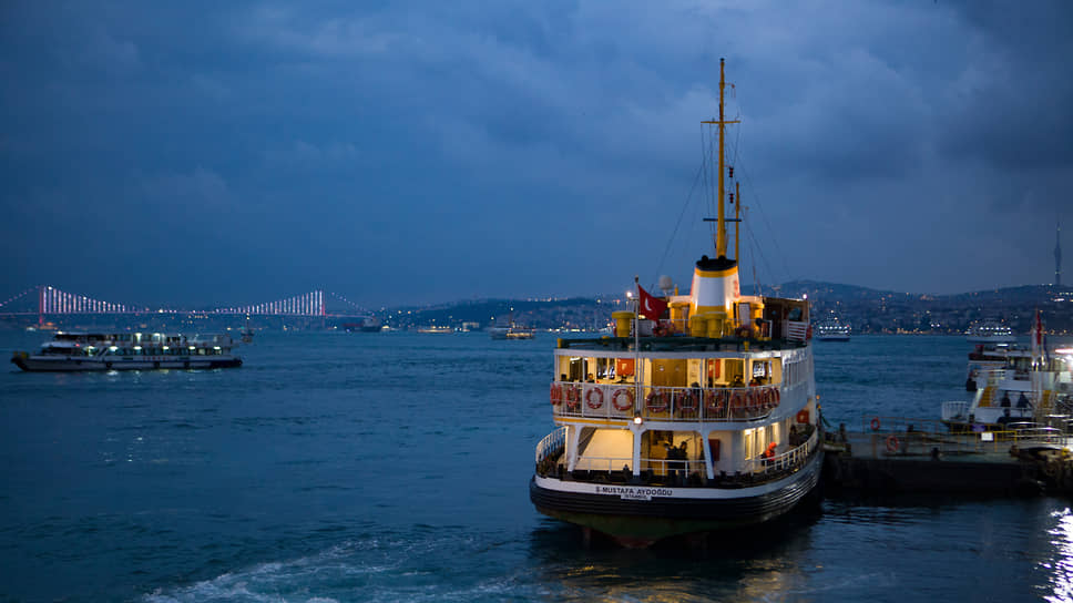 Стамбул. Пролив Босфор. От пристани отплывает катер с пассажирами.