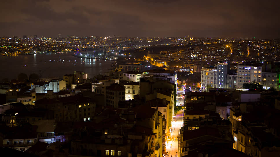 Стамбул. Вид с Галатской башни (башня Галата) на вечерний город.