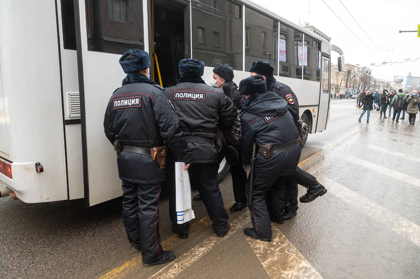 Перед ними даже образовались очереди из задержанных.