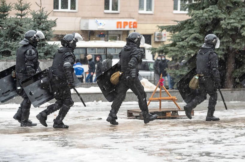 У цирка участники протестной акции попытались отбить очередного человека, задержанного людьми в гражданском, но не успели. Им на встречу побежали сотрудники ОМОНа. 