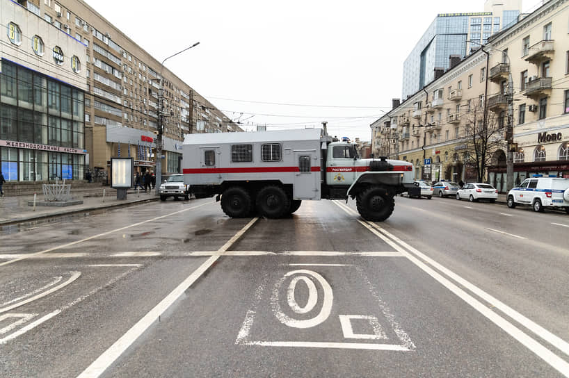 Выдавив основную часть активистов с Университетской площади, полицейские закрыли для прохода участок улицы Плехановской до мэрии. 