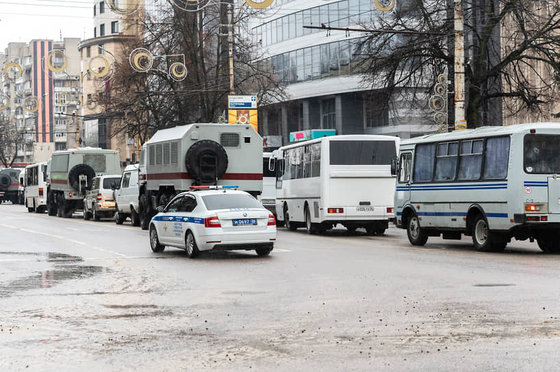 Шествию мешала и погода. После начала движения по улицы Пушкинской пошел дождь, прерывавшийся на мокрый снег.