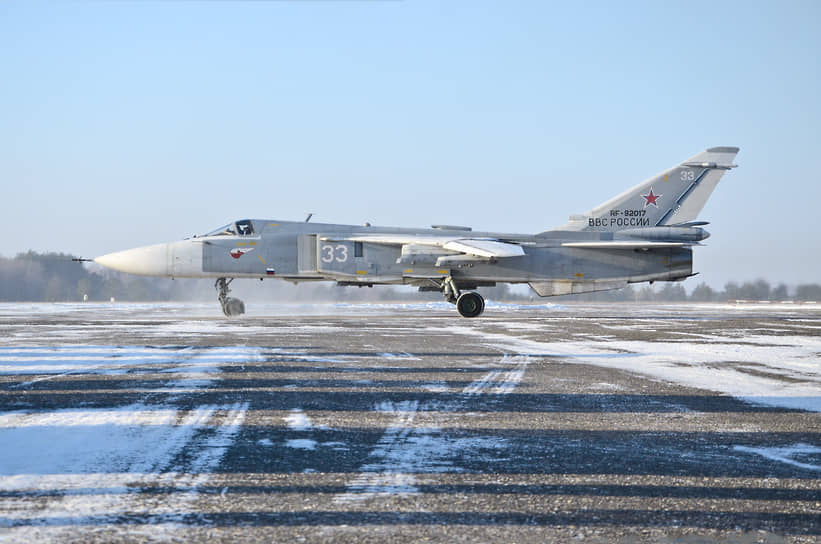 Фронтовой бомбардировщик Су-24М выруливает на взлетную полосу