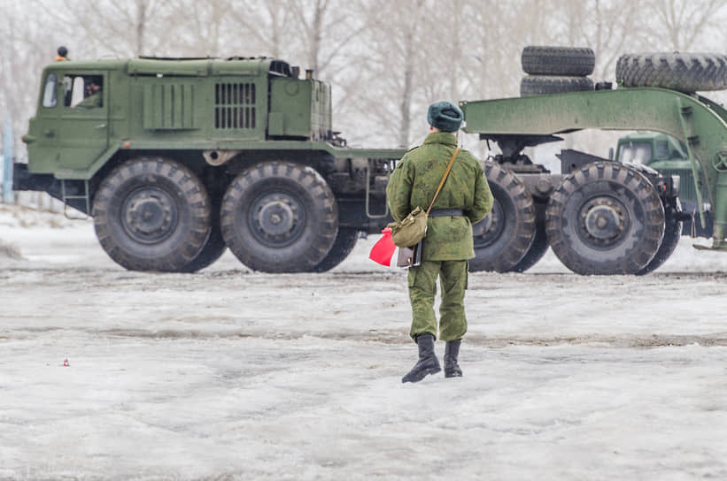 Седельный тягач для буксировки полуприцепов МАЗ-537 на автодроме учебной автомобильной бригады во время занятий курсантов в Воронежской области