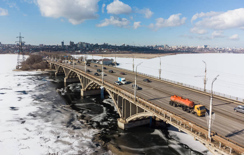 Виды Воронежа. Ледоход на Воронежском водохранилище. Вогрэсовский мост