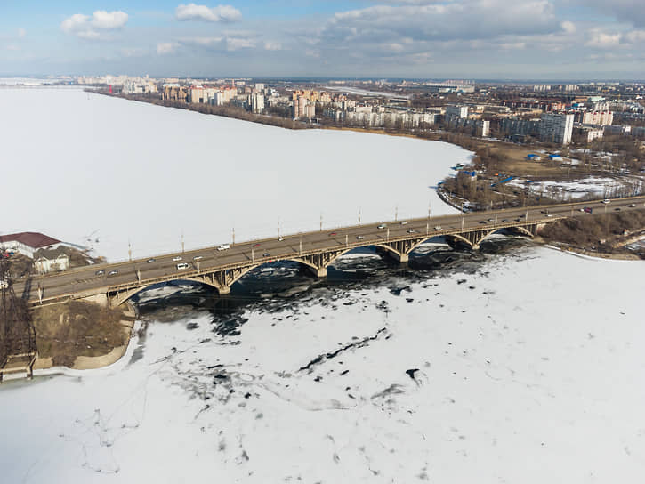 Ледоход на Воронежском водохранилище. Вогрэсовский мост. Вид на левый берег 