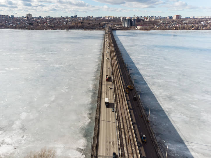 Виды Воронежа. Ледоход на Воронежском водохранилище. Северный мост