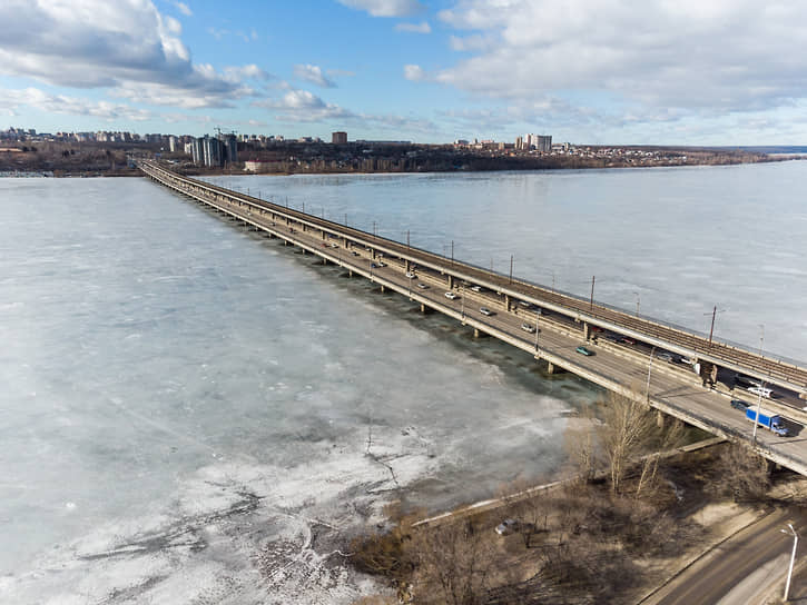 Виды Воронежа. Ледоход на Воронежском водохранилище. Северный мост