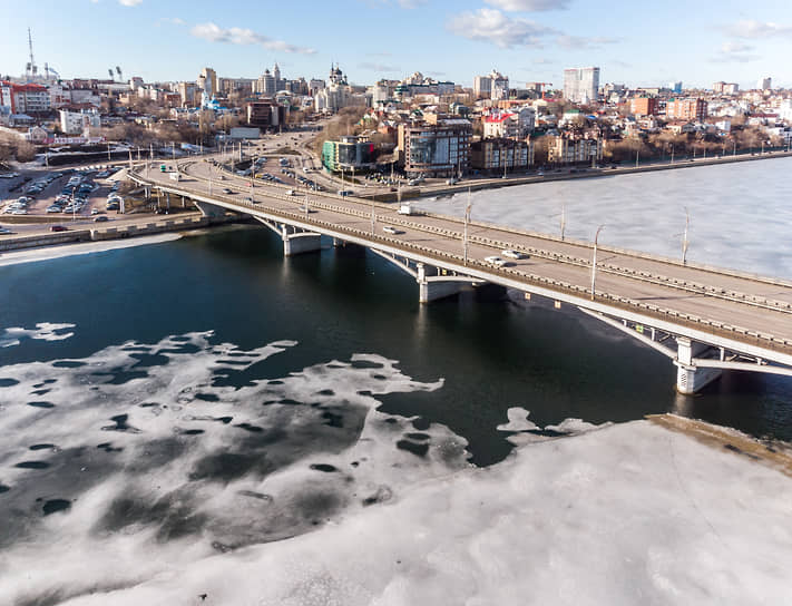 Ледоход на Воронежском водохранилище. Чернавский мост. Вид на правый берег и центр города