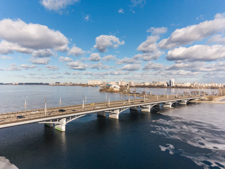 Ледоход на Воронежском водохранилище. Чернавский мост. Вид на левый берег и спортивный комплекс на дамбе