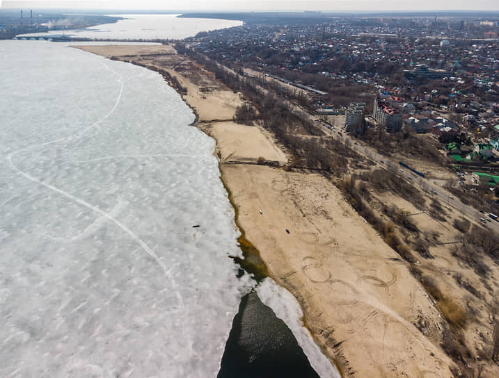 Виды Воронежа. Ледоход на Воронежском водохранилище. Намывные территории Петровской набережной