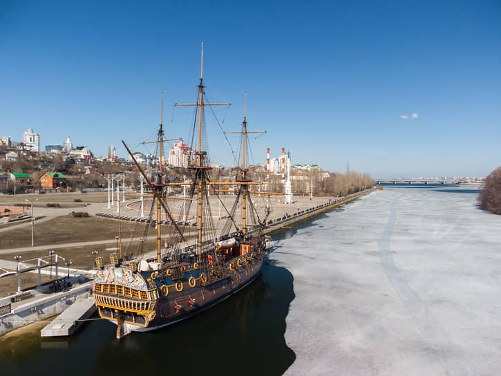 Виды Воронежа. Ледоход на Воронежском водохранилище. Корабль-музей «Гото Предестинация»