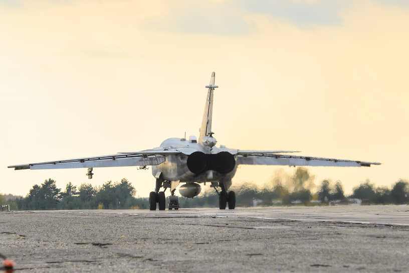 Всепогодный тактический самолет комплексной разведки Су-24МР на летном поле под Воронежем