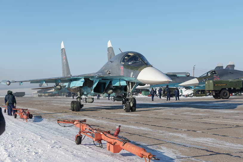 Эскадрилья фронтовых бомбардировщиков Су-34 готовится к вылетам в рамках летно-тактических учений авиации Западного военного округа