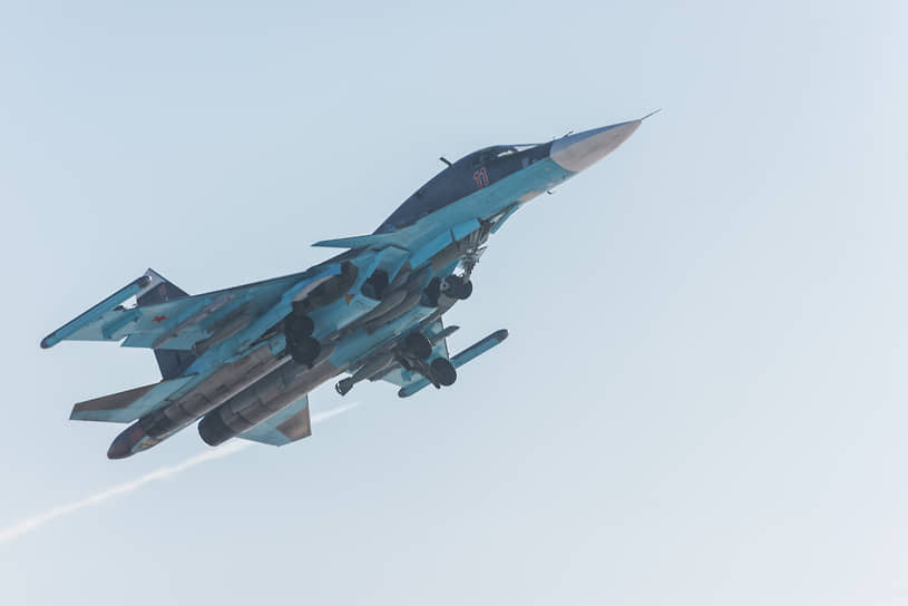 Фронтовой бомбардировщик Су-34 в воронежском небе