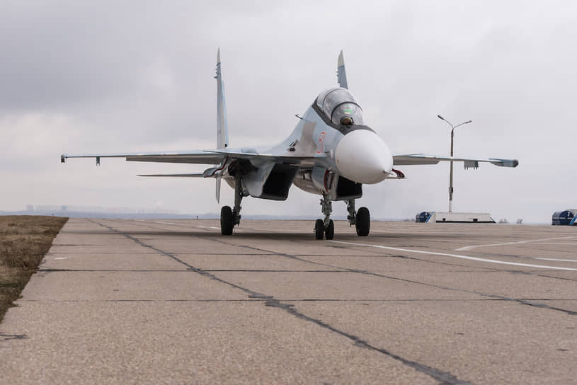 Истребитель Су-30СМ на военном аэродроме