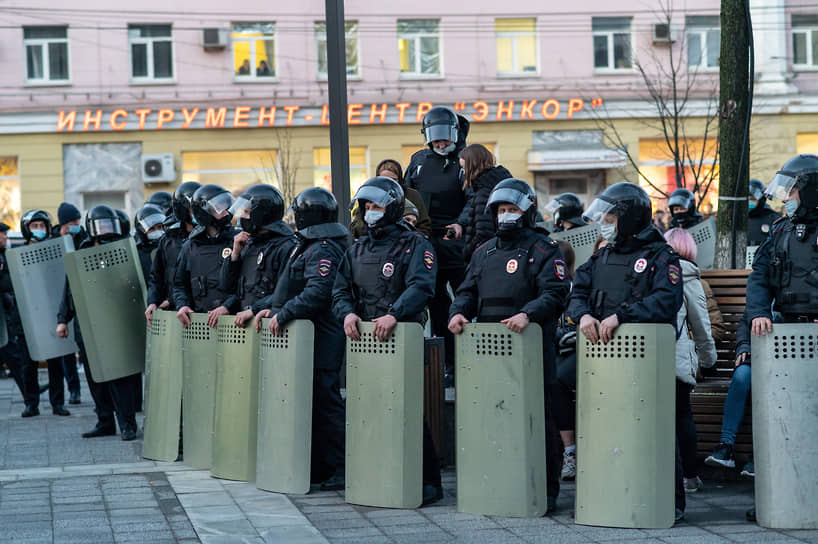 Задержанных вели не только из самого сквера, но и с противоположной стороны улицы Плехановская.