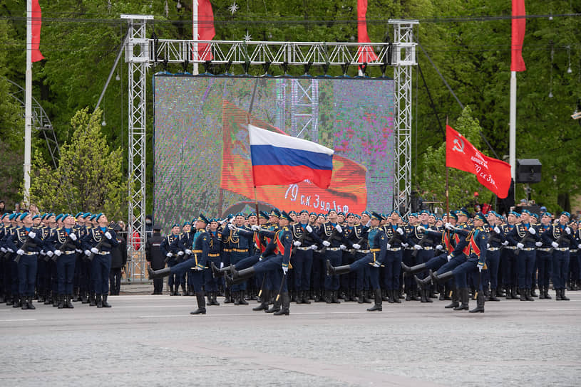 С 9:45 парадные расчеты начали занимать места по периметру площади