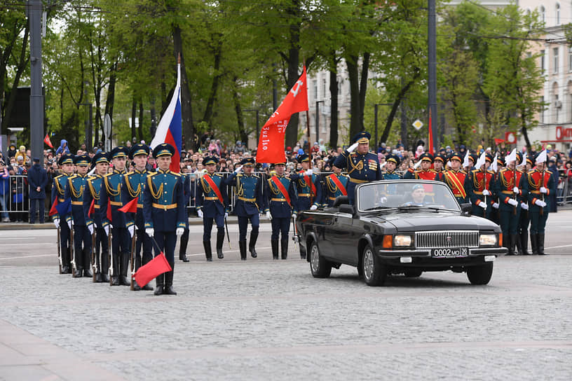 Командовал парадом заместитель начальника Военно-воздушной академии имени профессора Н.Е. Жуковского и Ю.А. Гагарина генерал-майор Александр Нагалин