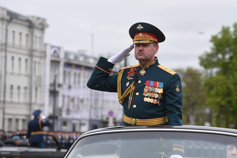 Объезд войск принимающим и командующим парадом