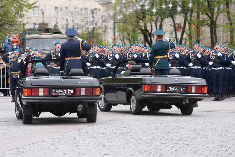 В параде принимало участие 2104 человека