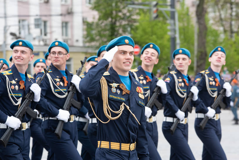 Курсанты Военно-воздушной академии имени Жуковского и Гагарина на параде Победы в Воронеже