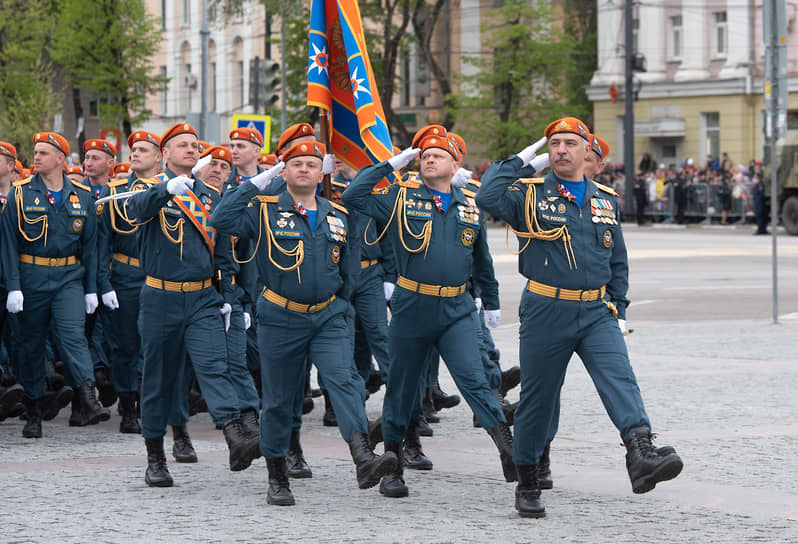 Начальник ГУ МЧС по Воронежской области генерал-майор внутренней службы Александр Кошель возглавил расчет ведомства на параде Победы в Воронеже