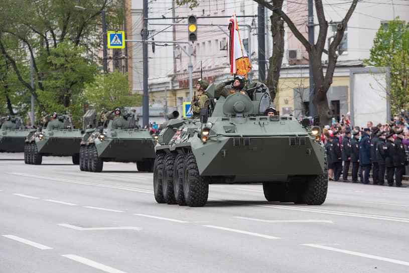 В 2021 году организаторы парада Победы в Воронеже решили не выводить на асфальт улицы Плехановской и площади Ленина гусеничную технику