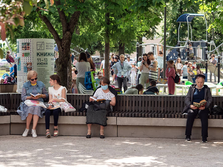 В рамках литературной программы прошла книжная ярмарка, собравшая 144 издательства, встречи с литераторами и эстафета-чтение рассказов Андрея Платонова