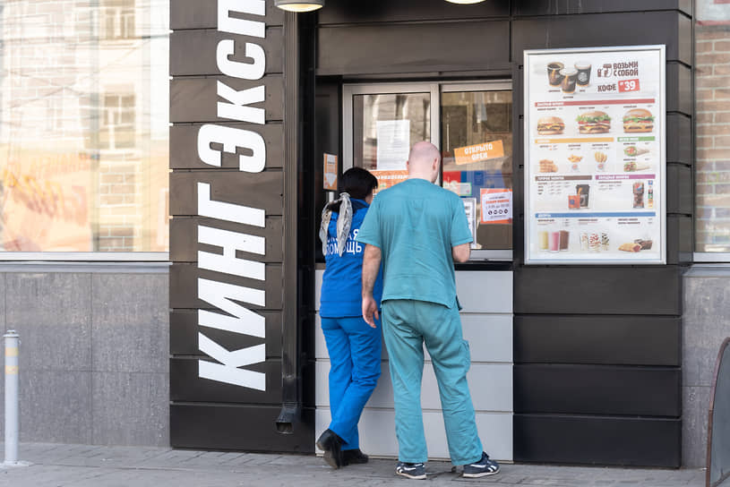 Апрель 2020 года. Врачи бригады скорой медицинской помощи ждут у окна выдачи заказов ресторана Burger King бесплатные обеды