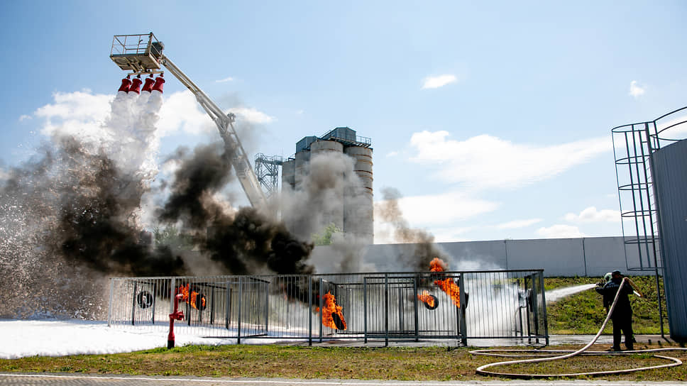 По условиям учений, на территории НВ АЭС также произошло условное возгорание.