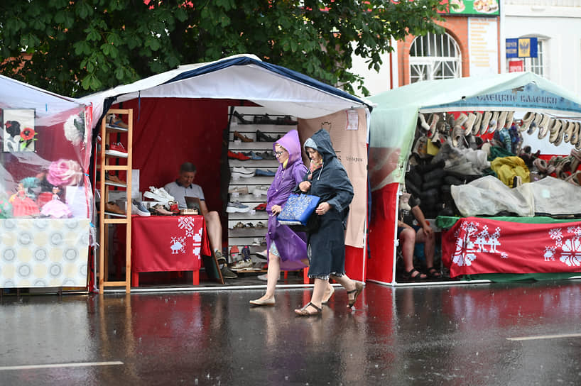 Примерно за полчаса до торжественного открытия мероприятия в местечке Свобода прошел сильный дождь