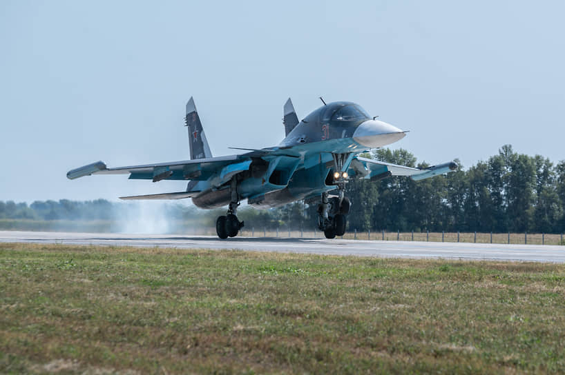 Выполнив учебный авиаудар по полю, бомбардировщики садились на дорогу и уходили на стоянку. Там их сразу начинали готовить к новому вылету