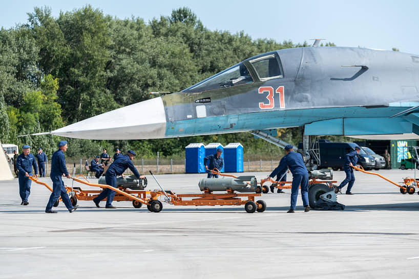 Сразу после посадки на бомбардировщик подвешивают новые средства поражения. На фото — подвеска осколочно-фугасных 266-килограммовых авиабомб ОФАБ-250-270