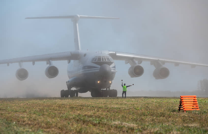 Несмотря на относительно небольшую ширину «шоссейной» взлетной полосы — около 30 метров, тяжелый Ил-76 может полностью развернуться на ней