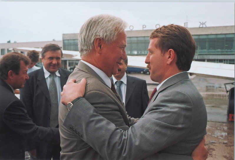 Третий губернатор Воронежской области Владимир Кулаков (слева) и будущий четвертый губернатор, на тот момент министр сельского хозяйства Алексей Гордеев. 2003 год