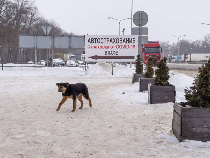 Напряженность последних месяцев не повлияла на порядок прохождения границы. Зато список необходимых документов расширился из-за пандемии. Необходимую для украинской стороны страховку готовы сделать прямо в приграничном кафе