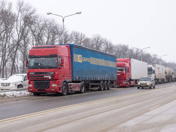 Автотранспорт в очереди на пересечение государственной границы с Украиной