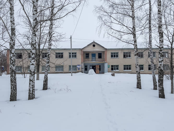 На фото — одно из зданий в центре села Мешкового Шебекинского городского округа (4 км от государственной границы РФ). По словам жителей села, военных (кроме пограничников) они не видят, зато к заброшенным строениям на окраине села стали приходить волки