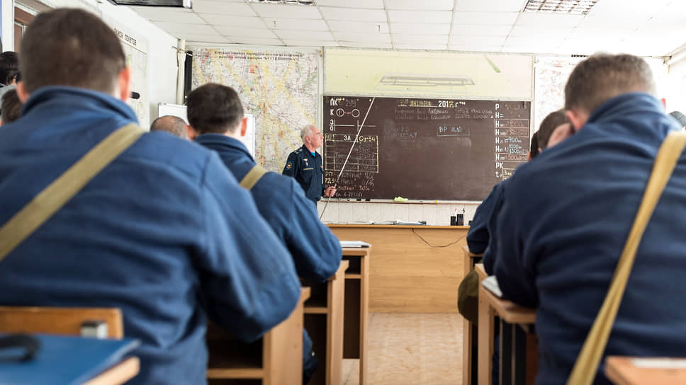 Экипажи бомбардировщиков Су-34 в ходе подготовки к вылетам в рамках учений. Январь 2017 года