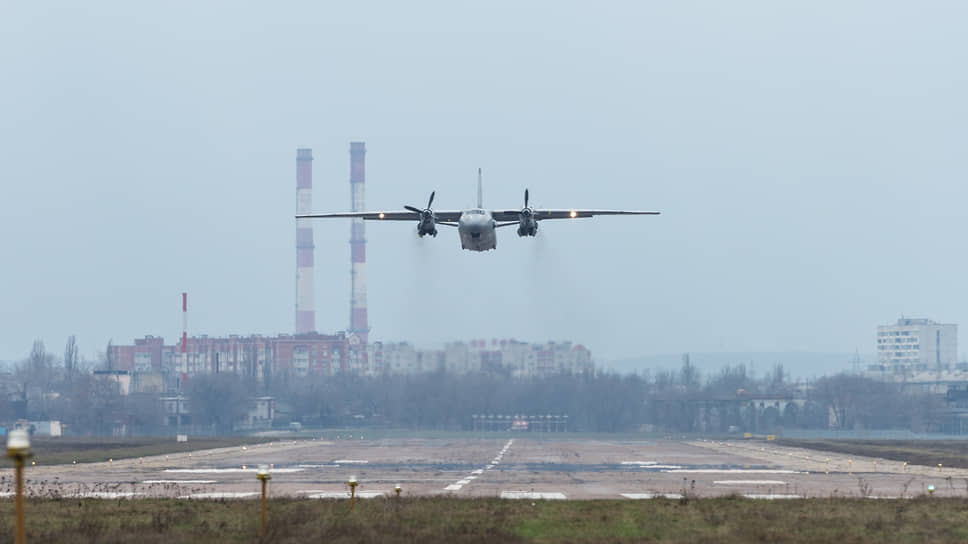 Военно-транспортный самолет Ан-26 во время взлета. Март 2017 года