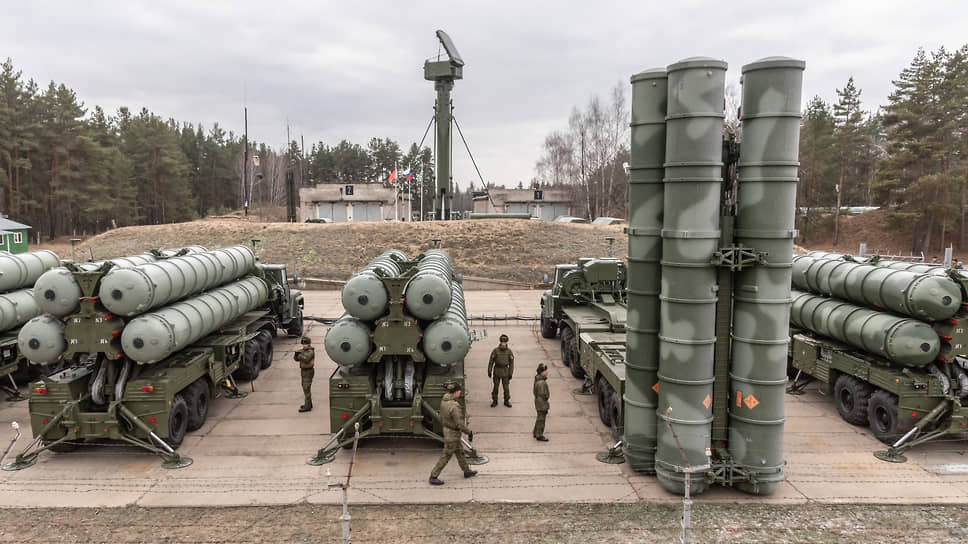 Прошедшие модернизацию зенитно-ракетные комплексы С-300ПМ-2 «Фаворит» полка Ленинградской армии ВВС и ПВО. Декабрь 2019 года