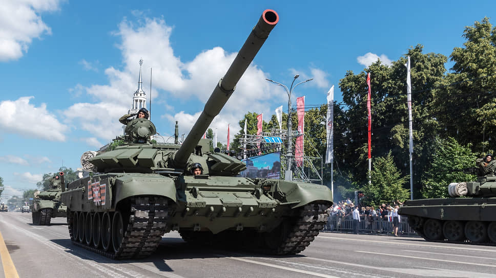 Танки Т-72Б3 на военном параде в Воронеже, посвященном 75-летию Победы в Великой Отечественной войне. Июнь 2020 года