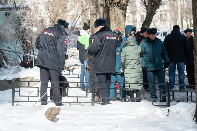 «Проектировщики в кратчайшие сроки подготовят техническое решение по восстановлению дома. Подобные многоэтажки мы уже восстанавливали. Работы могут занять около месяца. Но вместе с тем, параллельно ждем экспертного заключения, можно ли вообще приступить к работам. Узнаем об этом оперативно. Ремонт людям оплатим»,— заверил глава региона